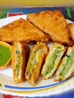 ब्रेड पकौड़ा(Bread pakoda recipe in Hindi) रेसिपी मुख्य फोटो