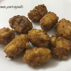 A picture of Jowar aata, samak aata, gobhi and onion ke pakode.
