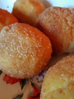 Una foto de • Bombas de papa con queso 🥔🧀 •