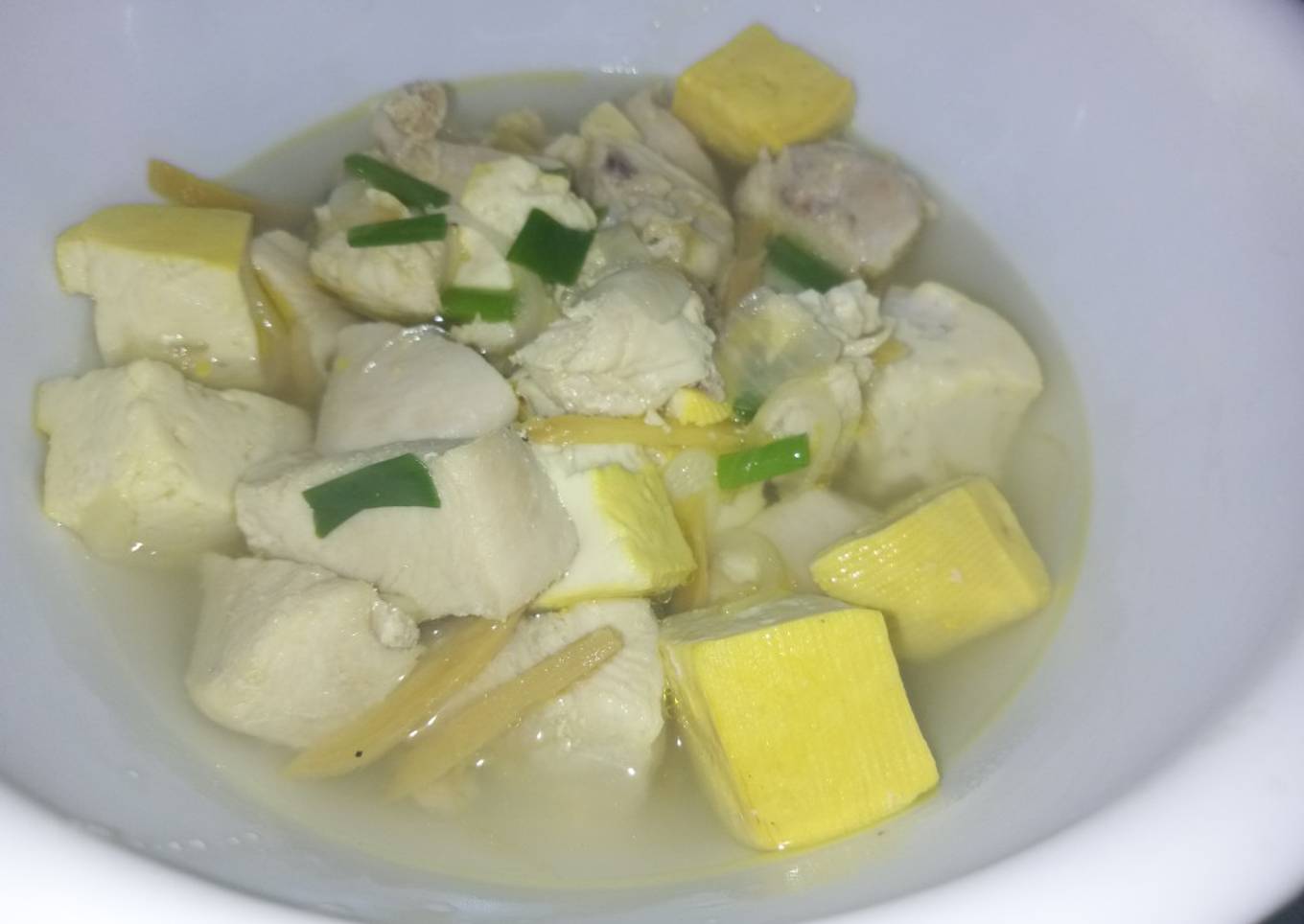Sup ayam tahu dengan kuah jahe serai
