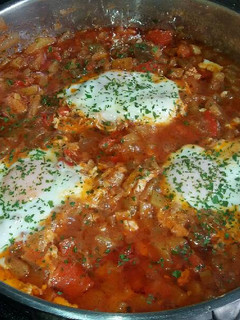 Una foto de Pisto manchego con huevos escalfados