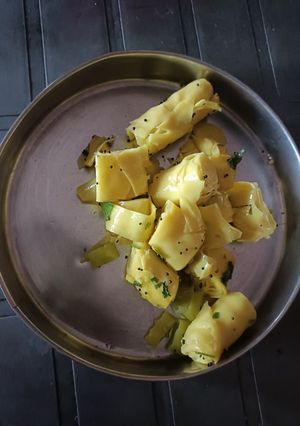 A picture of Khandvi.