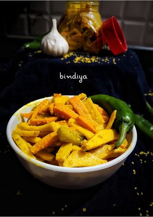 લીલી હળદર નું અથાણું (Lili Haldar Athanu Recipe In Gujarati) રેસીપી મુખ્ય ફોટો