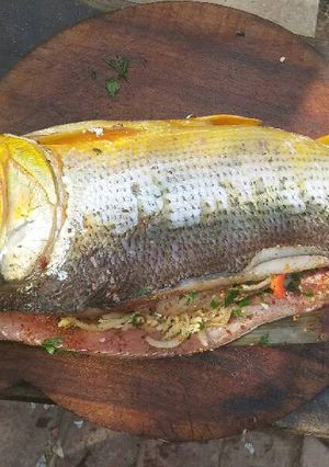 Una foto de Dorado al parrilla con verdura