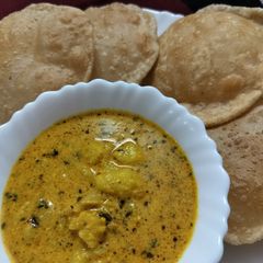A picture of Dahi aloo or poori.