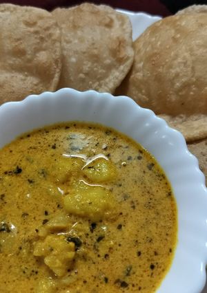 A picture of Dahi aloo or poori.