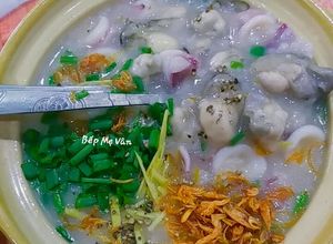 Hình của món Cháo hàu sữa và mực tươi.