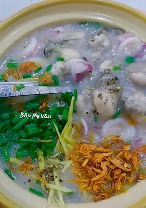 Hình của món Cháo hàu sữa và mực tươi.