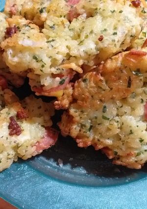 Una foto de Croquetas de arroz queso y salchichas