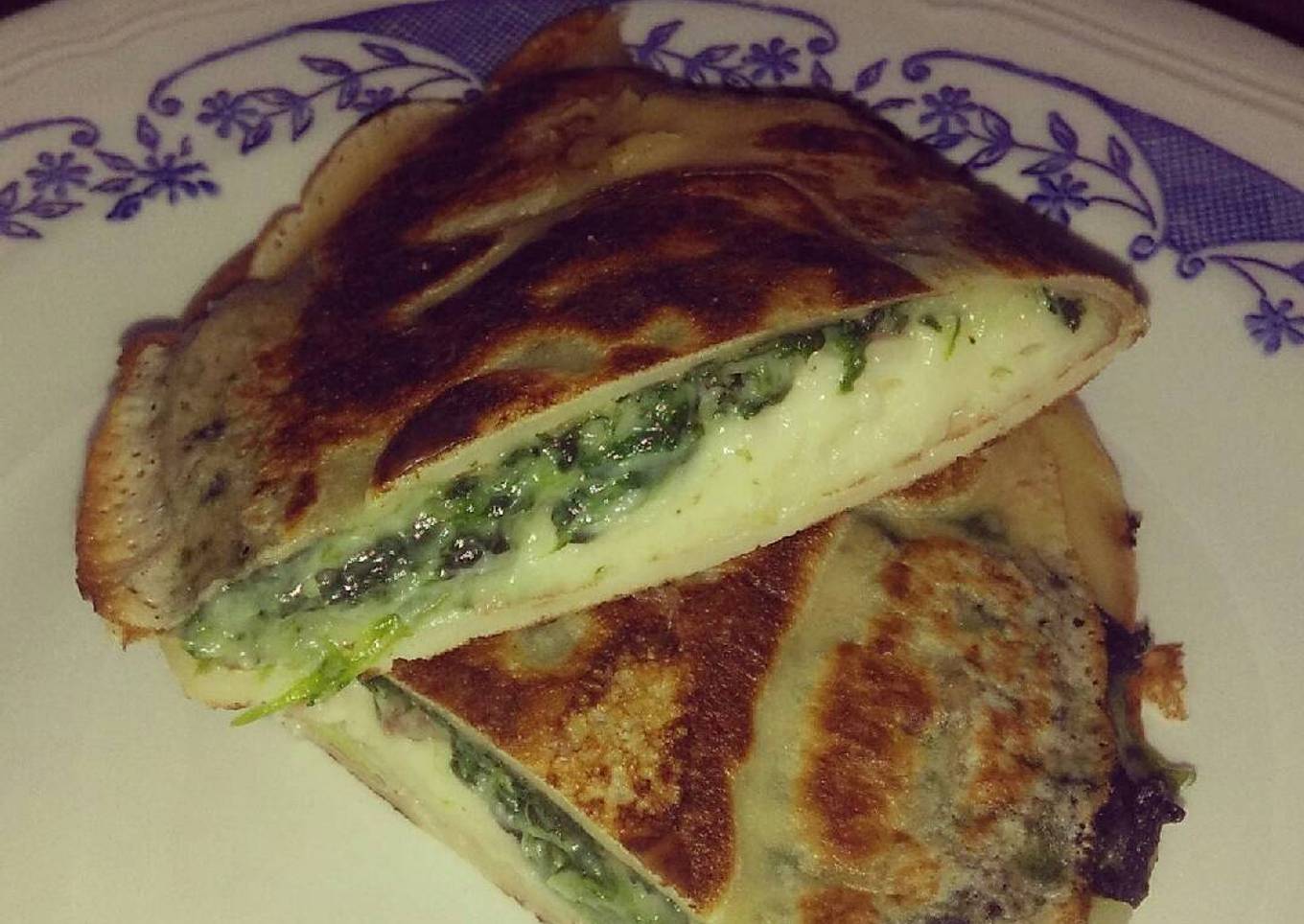 Crep de espinacas y bechamel con jamón