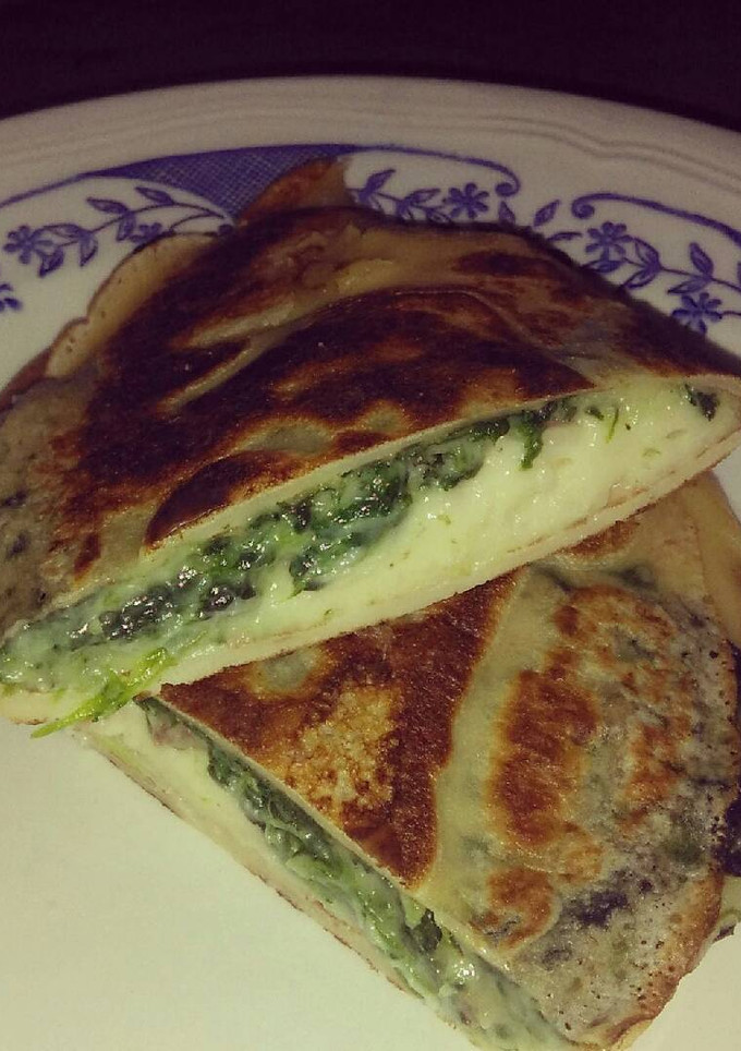 Una foto de Crep de espinacas y bechamel con jamón