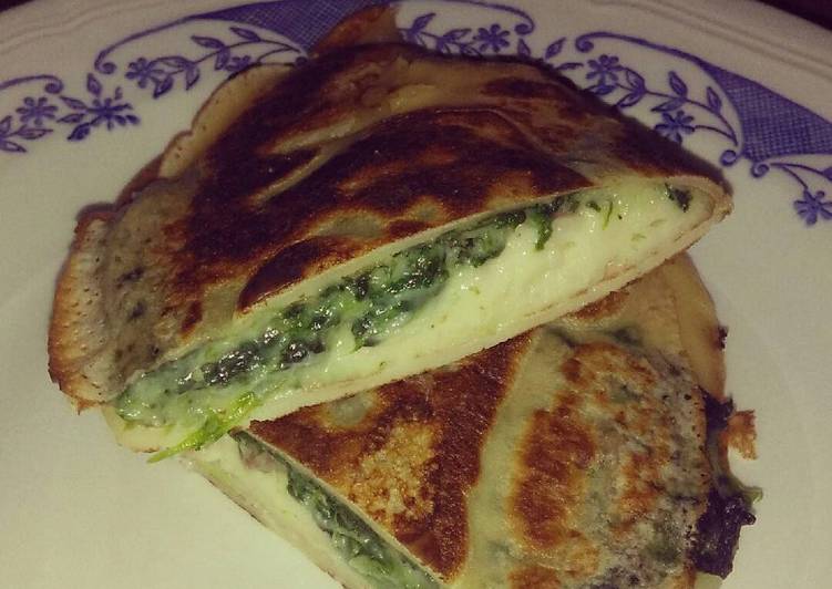 Crep de espinacas y bechamel con jamón