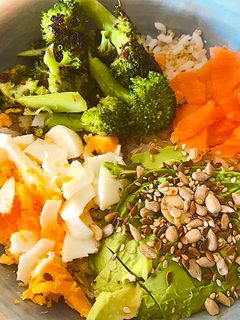 Una foto de Poke bowl variado de salmón