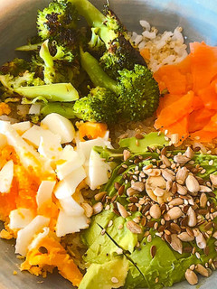 Una foto de Poke bowl variado de salmón