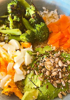 Una foto de Poke bowl variado de salmón