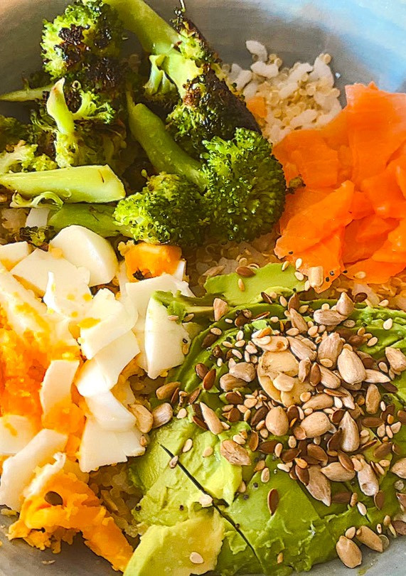 Una foto de Poke bowl variado de salmón