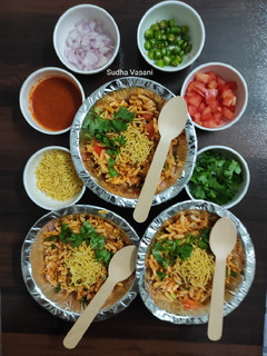 મુંબઈ સ્ટાઈલ ભેળ (Mumbai Style Bhel Recipe In Gujarati) રેસીપી મુખ્ય ફોટો