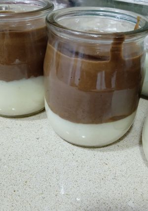 Una foto de Vasitos crema Black or White light