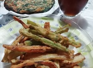 Una foto de Cena liviana: Tempura de pencas, zanahoria y apio
