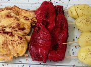 Una foto de pechuga de pollo al horno con patatas