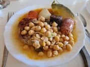 Una foto de cocido de garbanzos