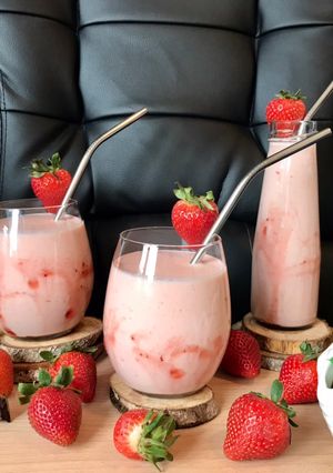A picture of Strawberry Banana smoothie.