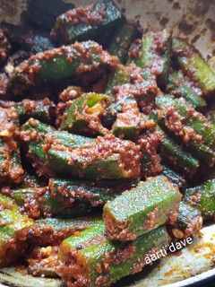 भरवा भिंडी(bharwa bhindi recipe in hindi) रेसिपी मुख्य फोटो