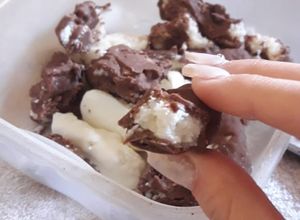 Una foto de Prestigios o postre de coco y chocolate