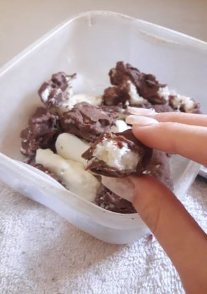 Una foto de Prestigios o postre de coco y chocolate