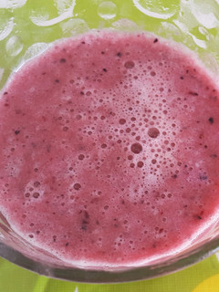 Una foto de Licuado de frutas con cerezas