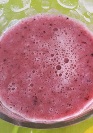 Una foto de Licuado de frutas con cerezas