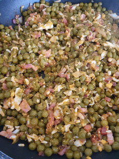 Una foto de Guisantes con bacon, jamón y huevo