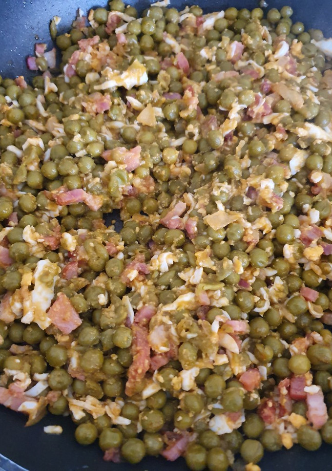 Una foto de Guisantes con bacon, jamón y huevo