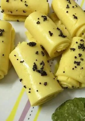 A picture of Khandvi.