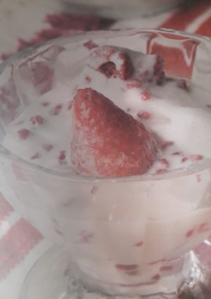 Una foto de Helado de yogur y frutos rojos