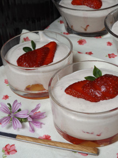 Una foto de Postres de melocotón con fresas a la miel de romero