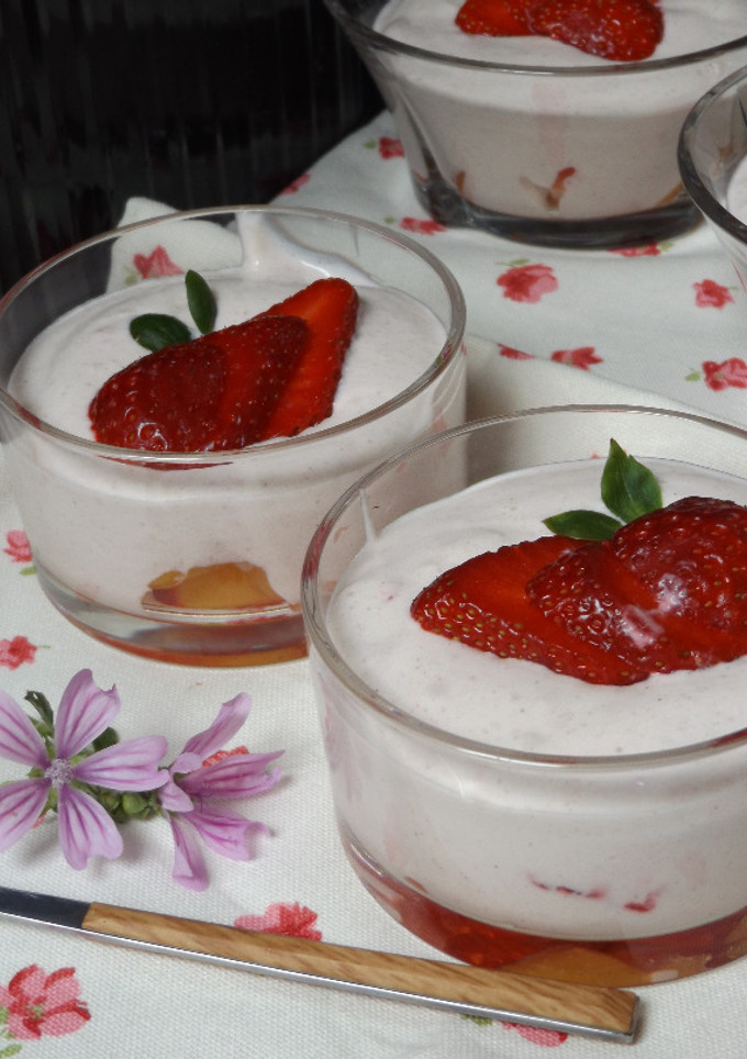 Una foto de Postres de melocotón con fresas a la miel de romero
