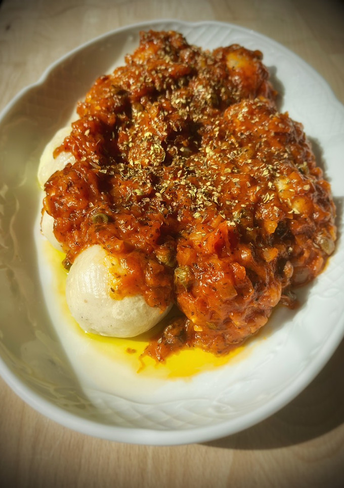 Una foto de Gnocchi de patata casero con mozzarella a la puttanesca