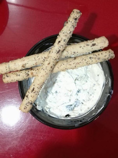 Una foto de Queso con espinaca, aguacate, almendra, piña y pasas