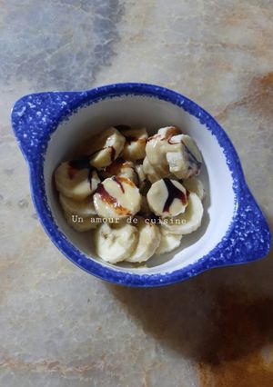 Une photo de Banane tahini et mélasse de dattes 🥣🍌🍯