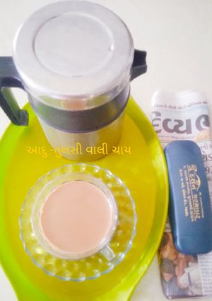 આદુ-તુલસી વાળી ચા (Ginger Tulsi Tea Recipe In Gujarati) રેસીપી મુખ્ય ફોટો