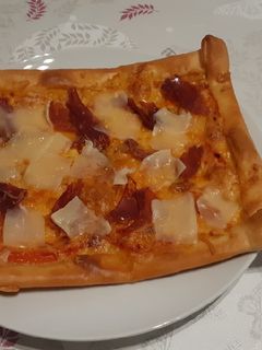 Una foto de Coca de tomate y jamón