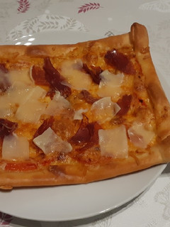 Una foto de Coca de tomate y jamón