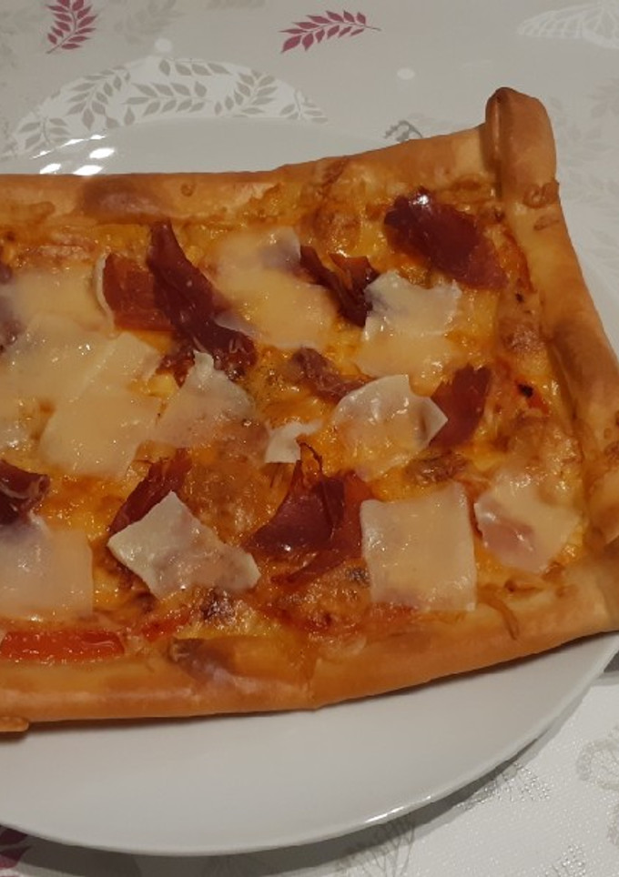 Una foto de Coca de tomate y jamón