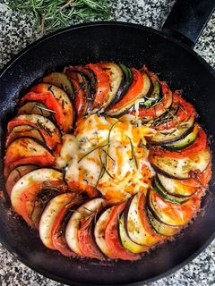 Una foto de Cazuela de verduras y huevos con queso gouda