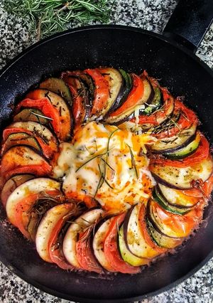 Una foto de Cazuela de verduras y huevos con queso gouda