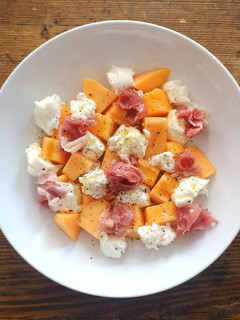 Foto di Insalata estiva di melone, prosciutto e mozzarella