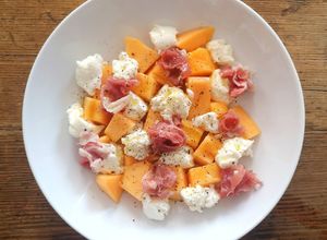 Foto di Insalata estiva di melone, prosciutto e mozzarella