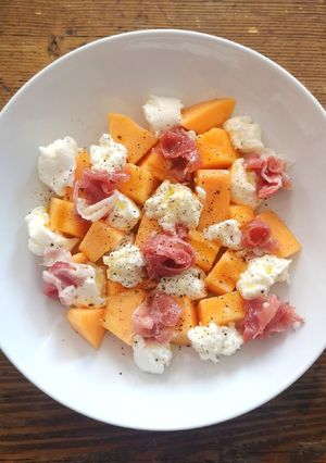 Foto di Insalata estiva di melone, prosciutto e mozzarella
