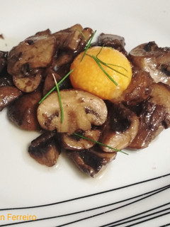 Una foto de Champiñón portobello con yema de huevo